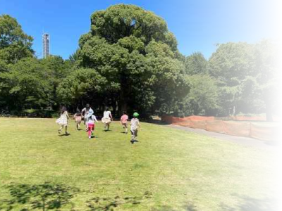 公園を走る回る子どもたち