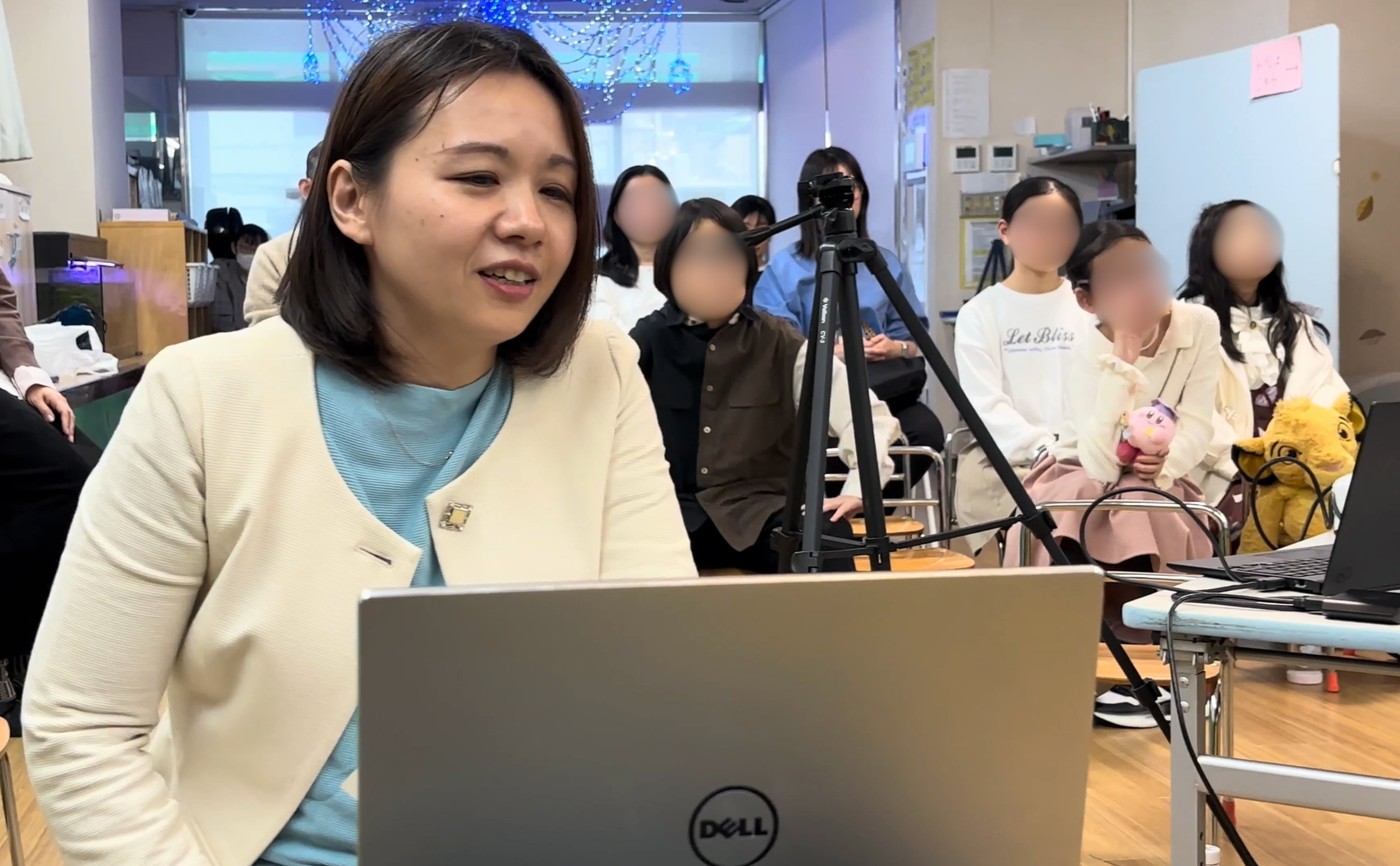 aini school修了式でクラスガイドのヒラリーがスピーチを贈る様子