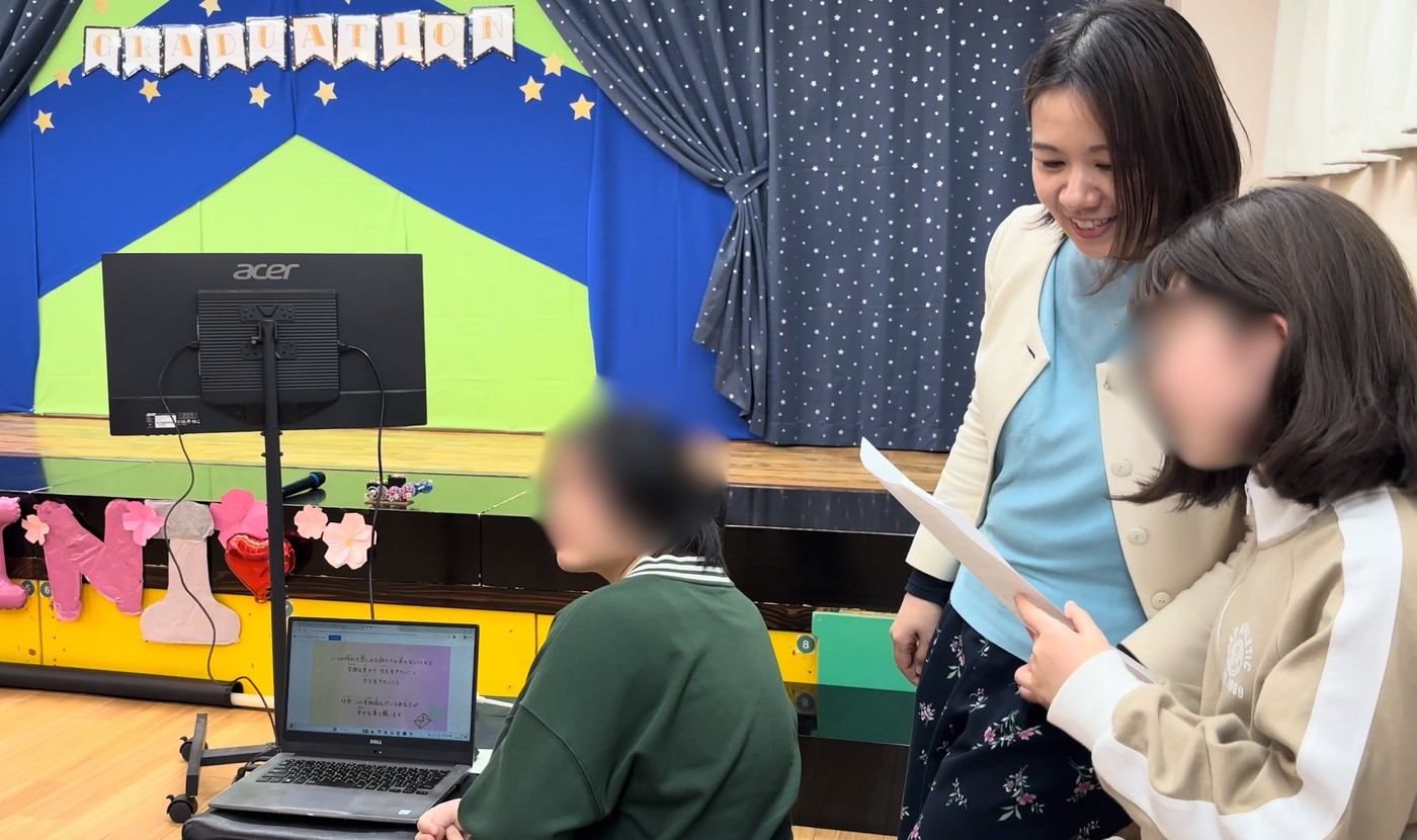 フリースクール卒業式の巣鴨会場でクラスガイドと生徒が交流する様子