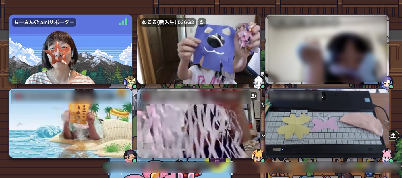 オンラインフリースクールaini schoolの授業で子どもたちが作品を見せ合いながら交流する様子