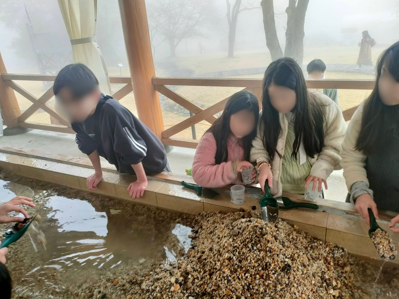 2024年修学旅行(静岡)の宝石発掘体験の様子