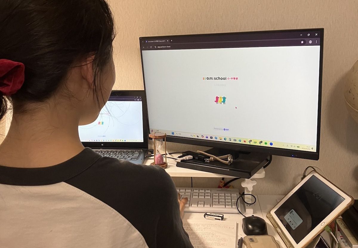 自宅からaini schoolにオンライン登校する生徒の様子