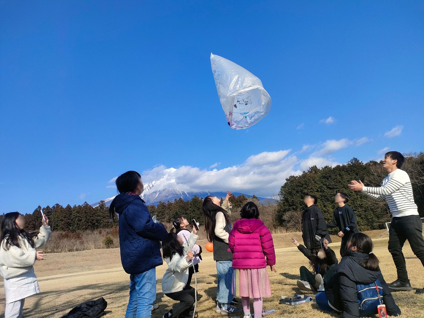 2024年の修学旅行(静岡)でたじまるさんと一緒に実験して飛ばしたl手作り気球の様子