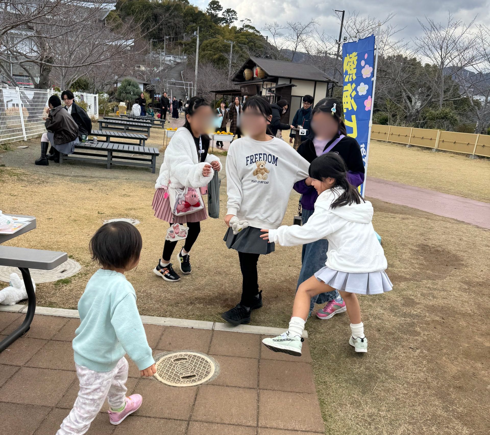 広場でのびのびと自然に遊ぶaini schoolの生徒たち。オンラインで繋がった仲間とリアルで過ごす一日