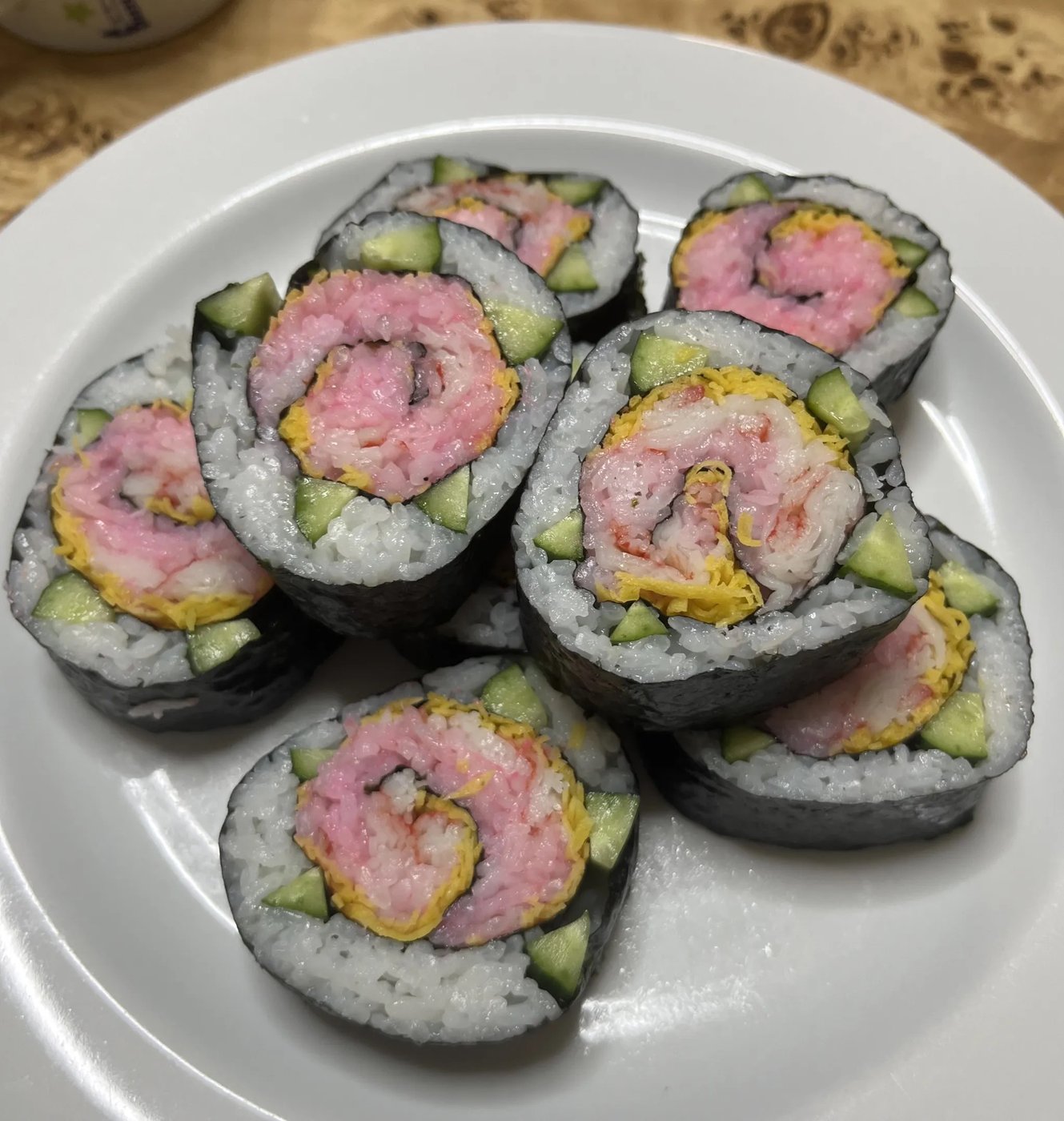 aini schoolの料理授業後にRさんが自宅で作ったばらの巻きずし。白いお皿の上に丸く並んでいる