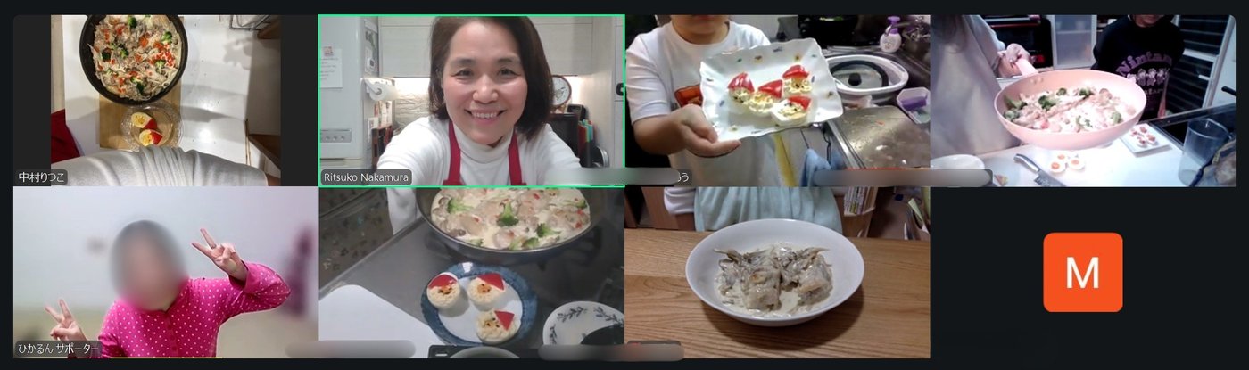 aini schoolのZoom料理授業の様子。りつこママさんを中心に、参加者の画面に手作りの料理が並んでいる
