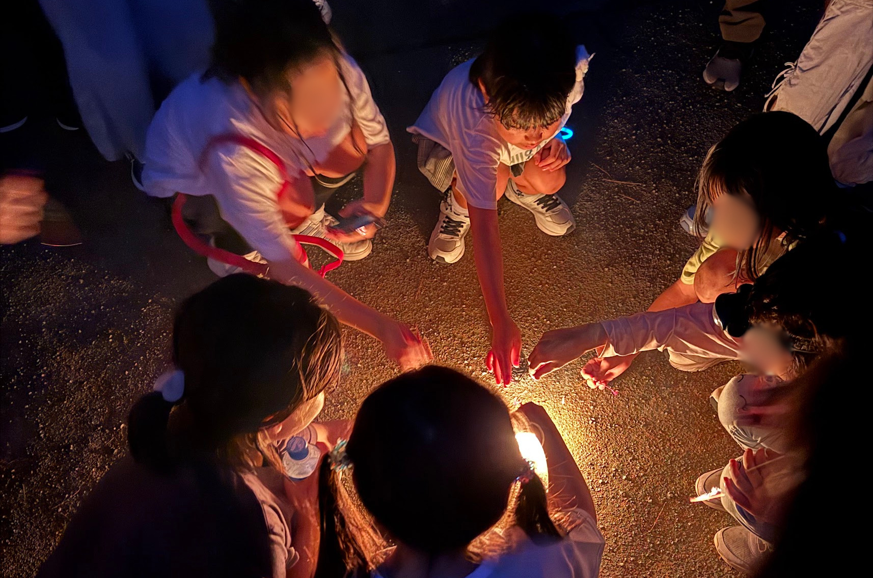 ▲ 修学旅行中の夜の花火。みんなで火を囲んだ、忘れられない夜。