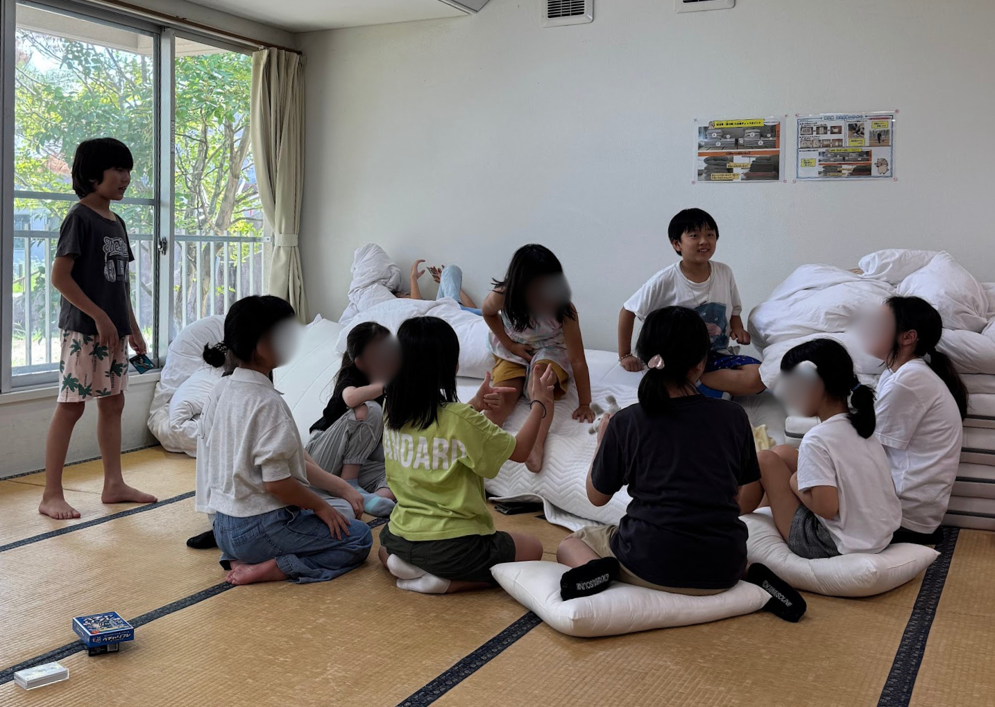 修学旅行の夜に宿泊部屋でカードゲームを楽しむaini schoolの生徒たち