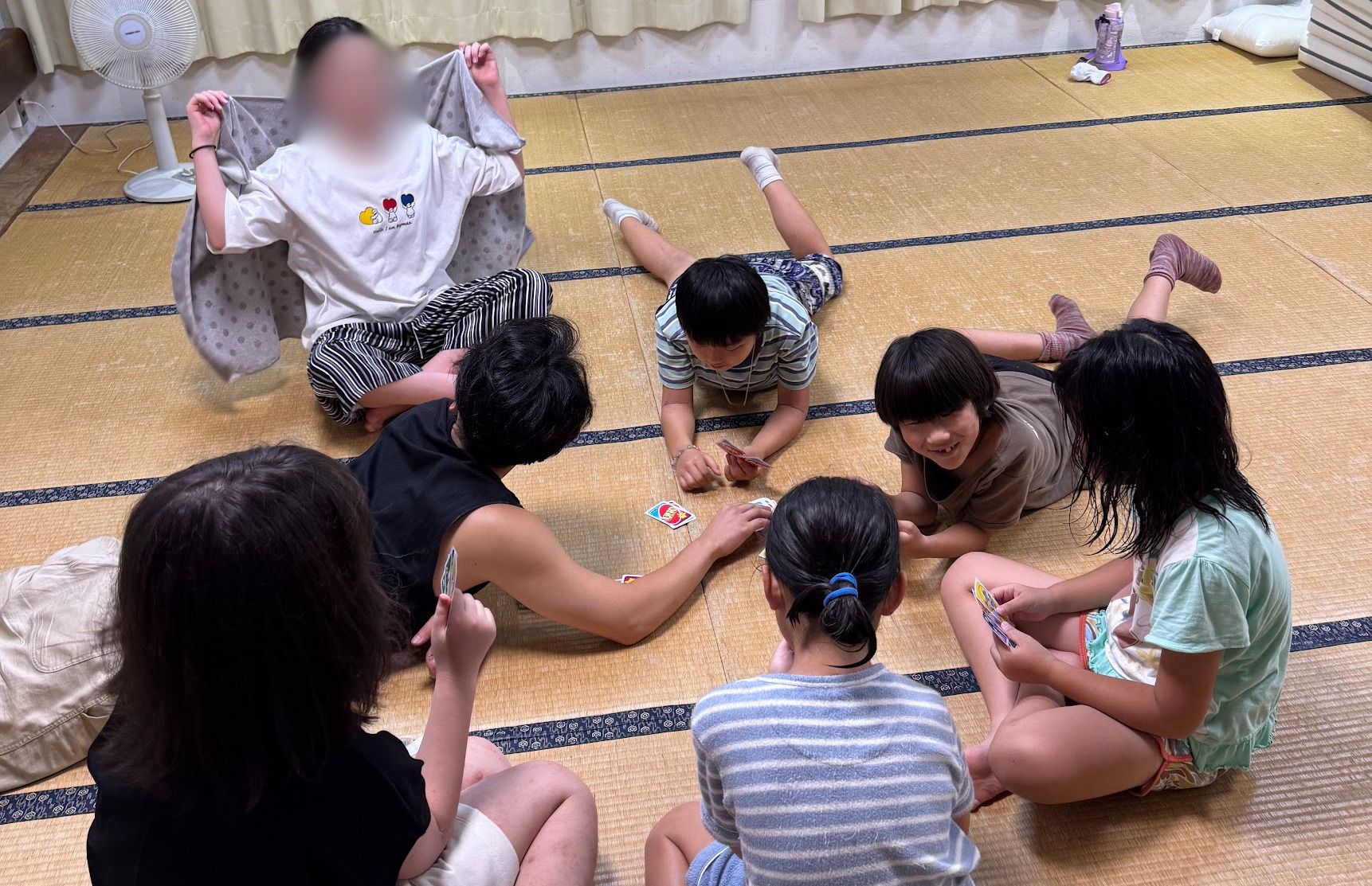2025年修学旅行(岡山)の宿泊部屋で、夜のカードゲームタイム。