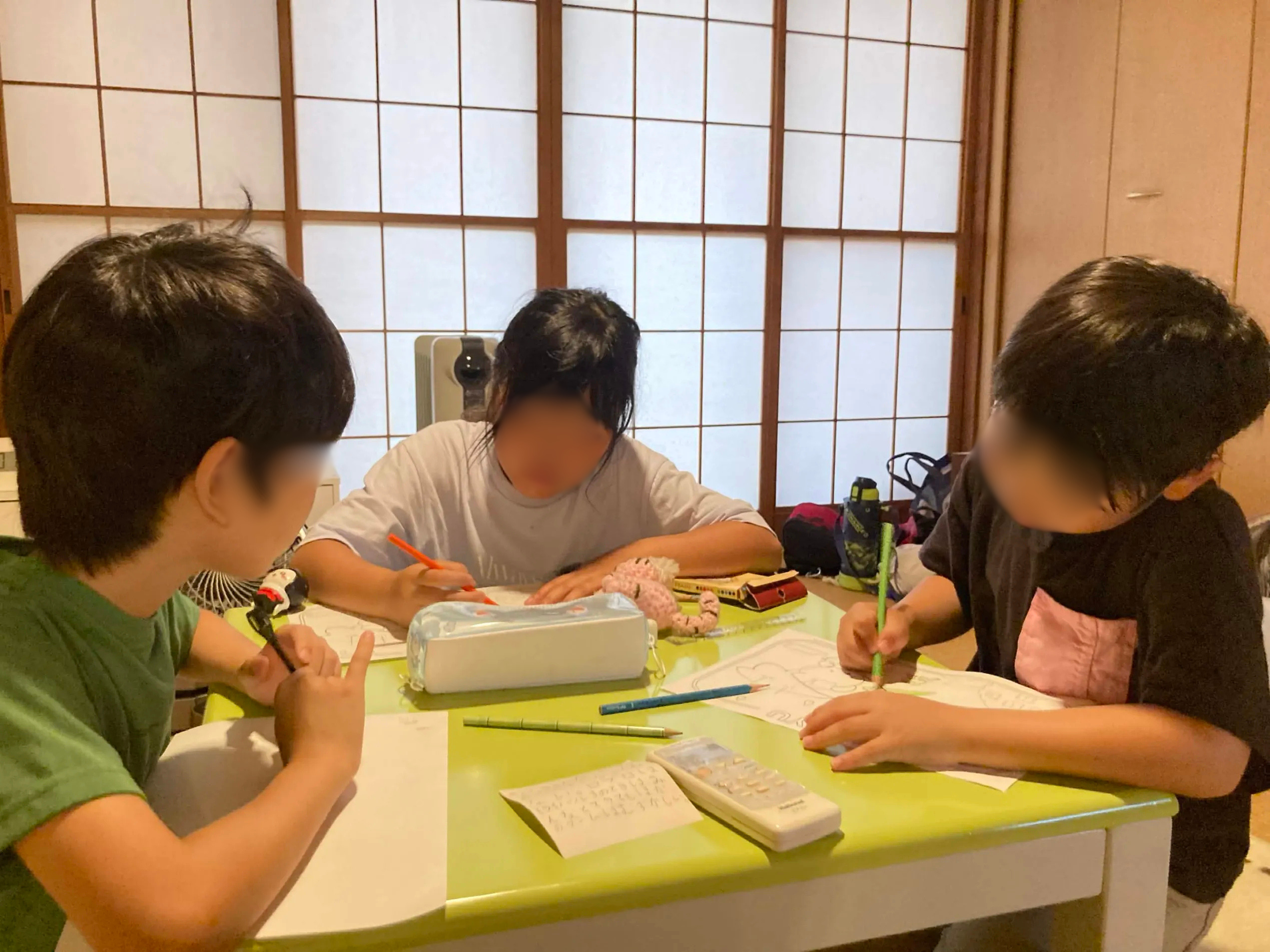 梅スプレーとドクダミチンキのレシピ用紙に分量を書き込む子どもたち