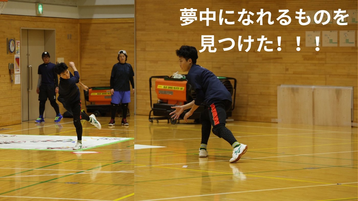 体育館でフットサルに取り組むリッキーさんと「夢中になれるものを見つけた！！！」のテキスト