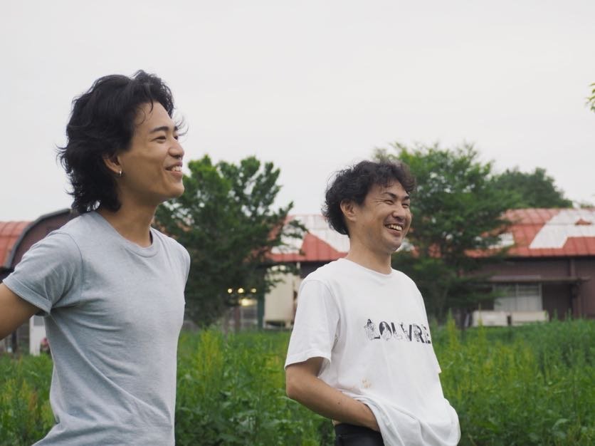 笑顔で話す現地スタッフの2人