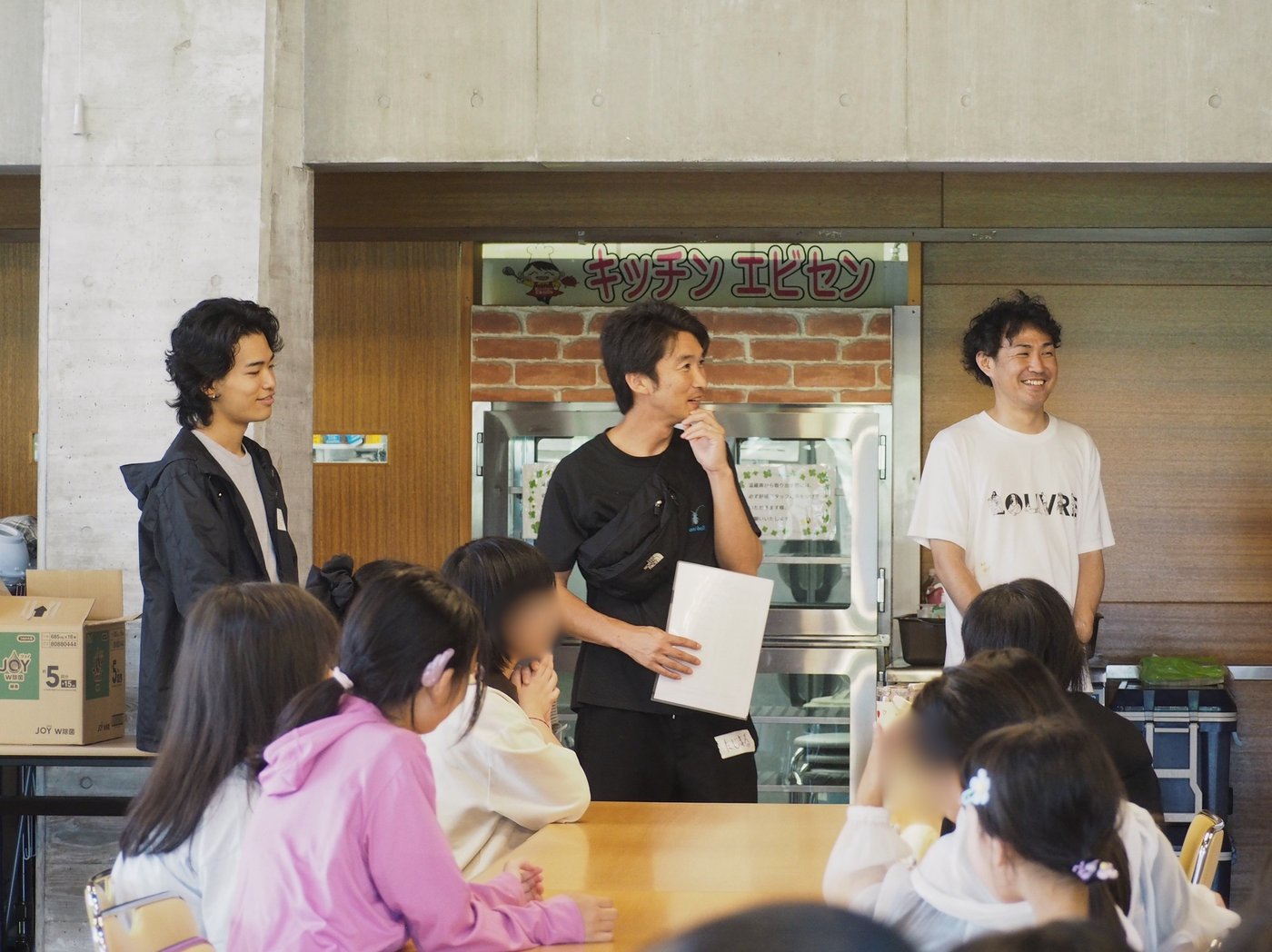 食堂でアイスブレイクと現地スタッフ紹介を行うaini schoolの生徒とスタッフたち