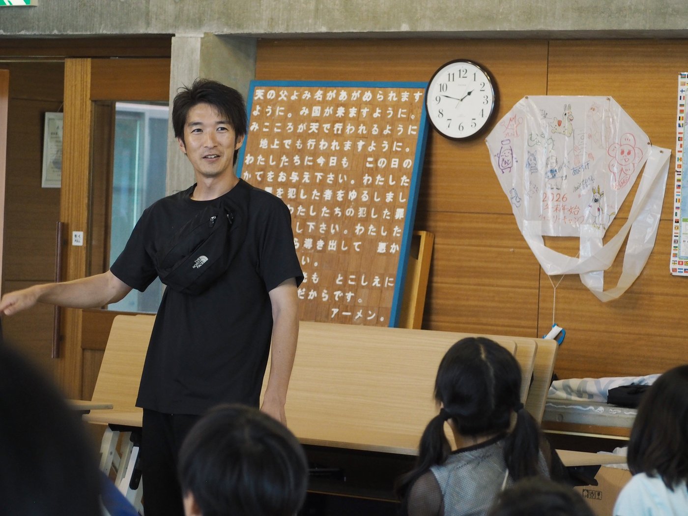 子どもたちに語りかけるたじまるさん