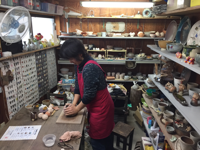 粘土をこねる様子