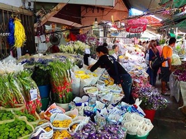 Tha Din Daeng Market