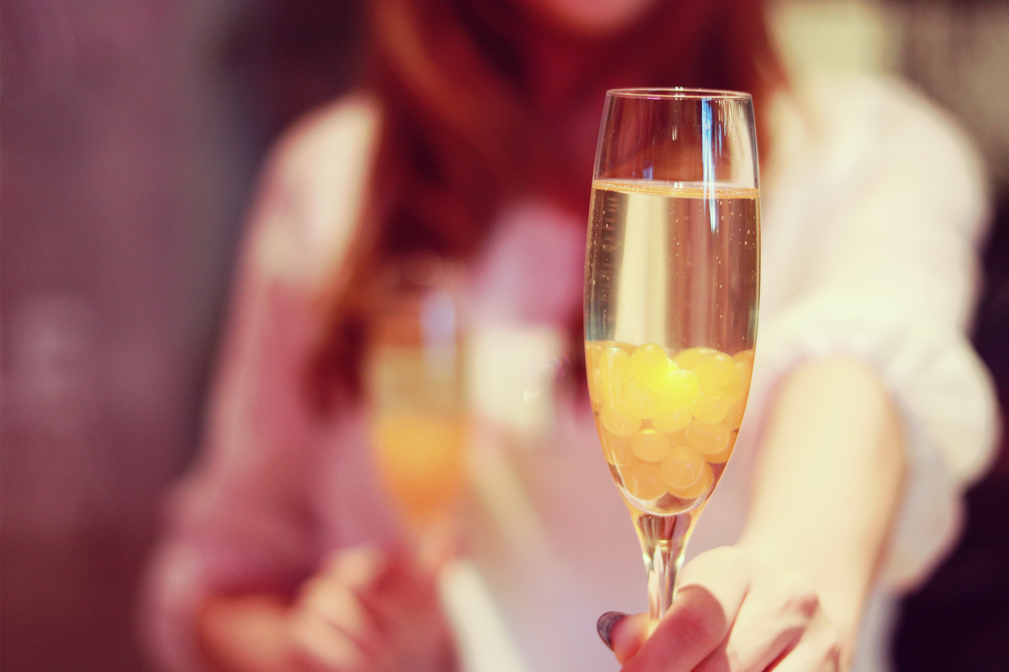 シャンパンを持つ女性