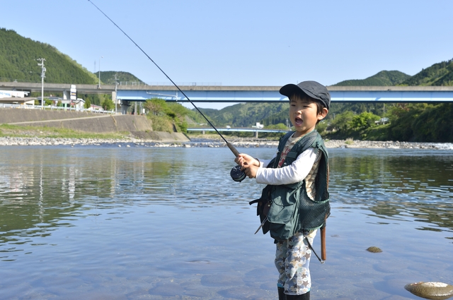 東京の川釣りスポット9選 家族で思い出を作るならココ Aini Magazine
