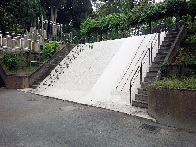 目黒の凹凸な斜面